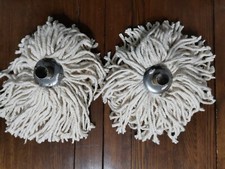 Zwei traditionelle Bodenwischerköpfe aus Baumwolle