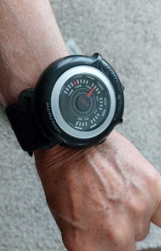 AM/FM Sports Radio Wristband Portable Analog Tuner runs on 2x AAA works good.