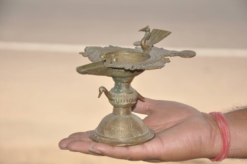 Vintage Brass Lines Engraved Peacock Handcrafted Unique Shape Oil Lamp - Picture 2 of 11