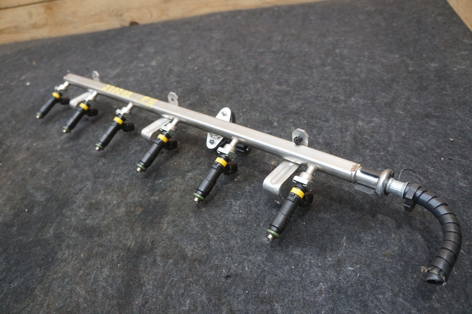 Right Fuel Injection Rail & Injectors Oem Aston Martin V12 Vantage Db9 Dbs
