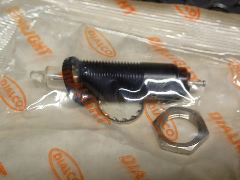 Indicadores Dialight 250-7841-15-544 56K nuevo stock antiguo (lote de 15) ver todas las fotos Foto 3 de 4