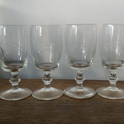4 Vintage geätzte Weingläser Klopfstiel 13,75 cm hoch 150 ml Fassungsvermögen.