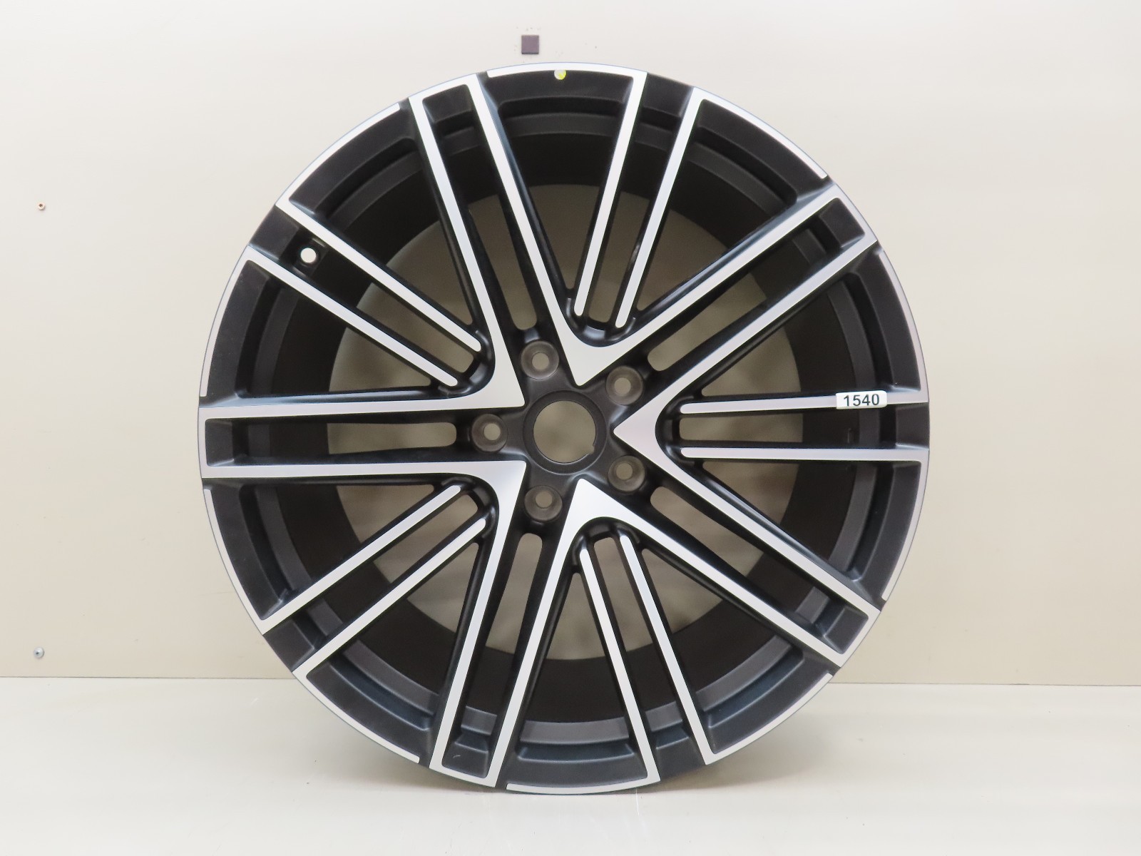 2024-2026 ASTON MARTIN DB12 FRONT RIM FACTORY 21X9.5J OEM