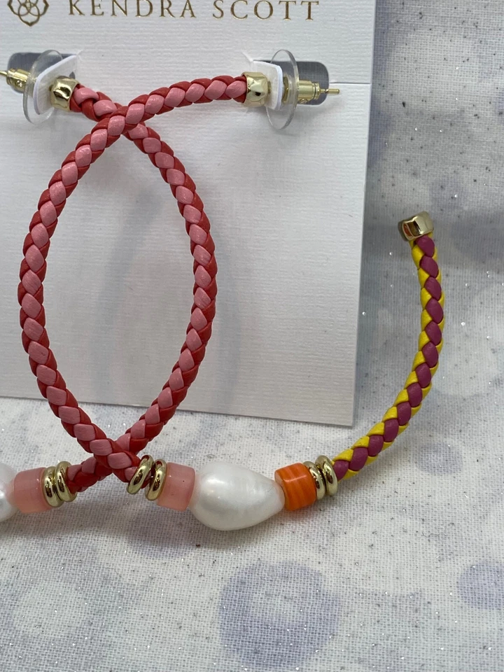 Pendientes de aro Kendra Scott Raven en mezcla de coral cuero perla tono dorado Foto 2 de 4