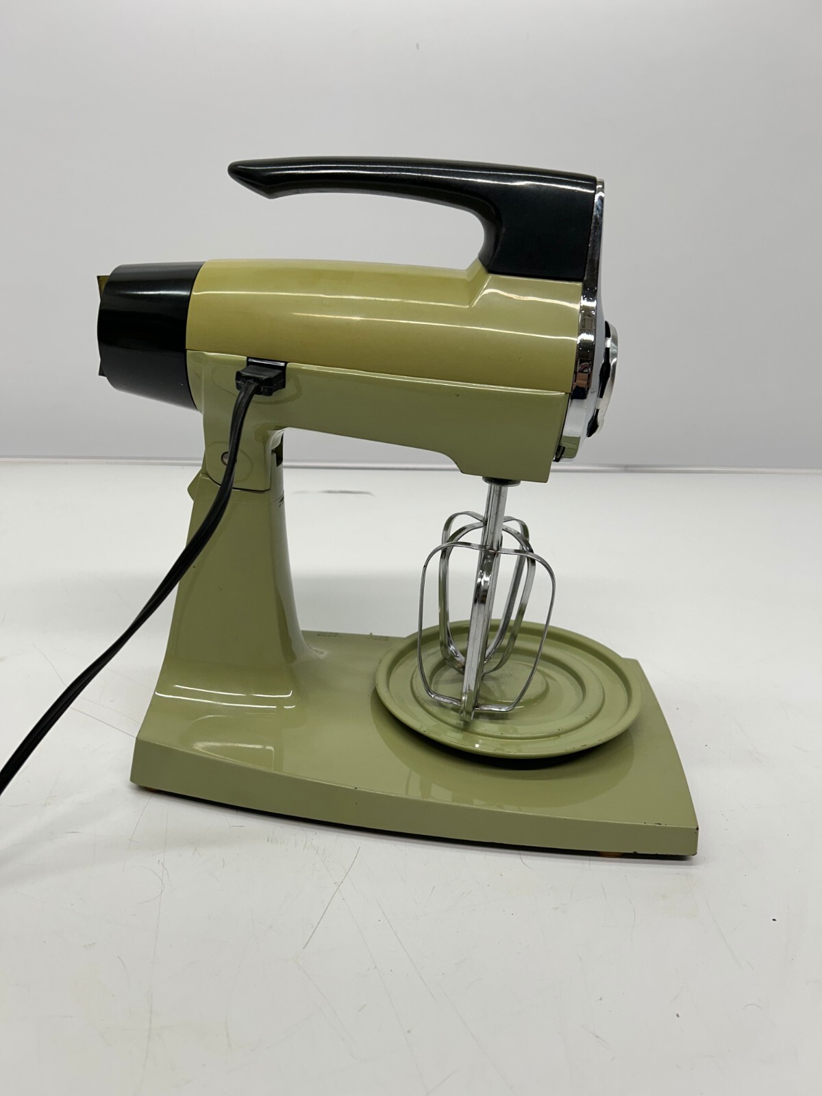 Vtg Sunbeam Mixmaster Avocado Green 12 Speed Stand Mixer W/ 2 Glass Bowls