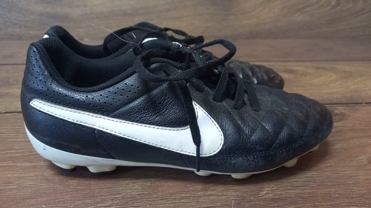 Football boots NIKE TIEMPO GENIO FG SOCCER BOOTS CLEATS 630861-010