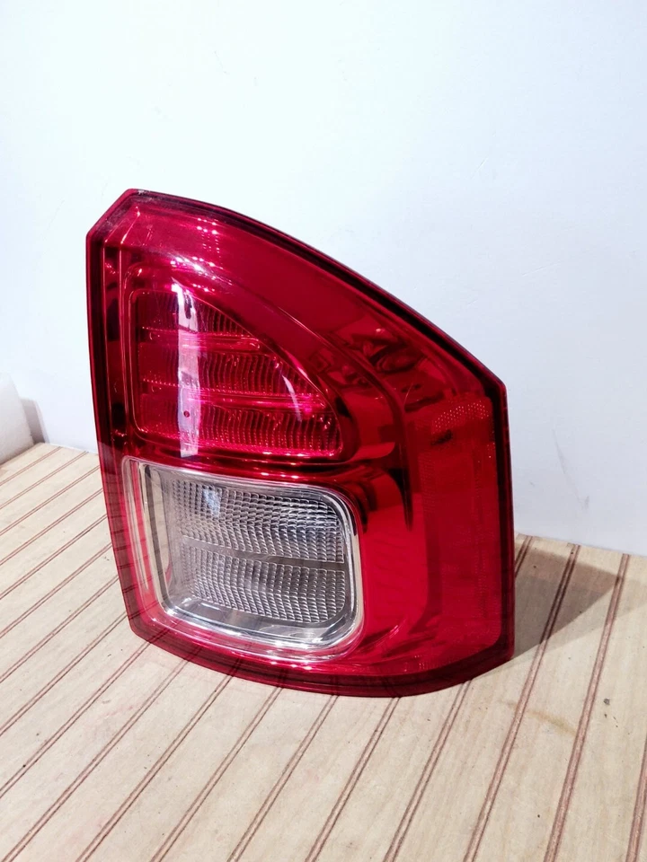 2011-2013 Jeep Compass Passenger (RH) Tail Light Quarter Panel Mounted  - Изображение 3 из 4