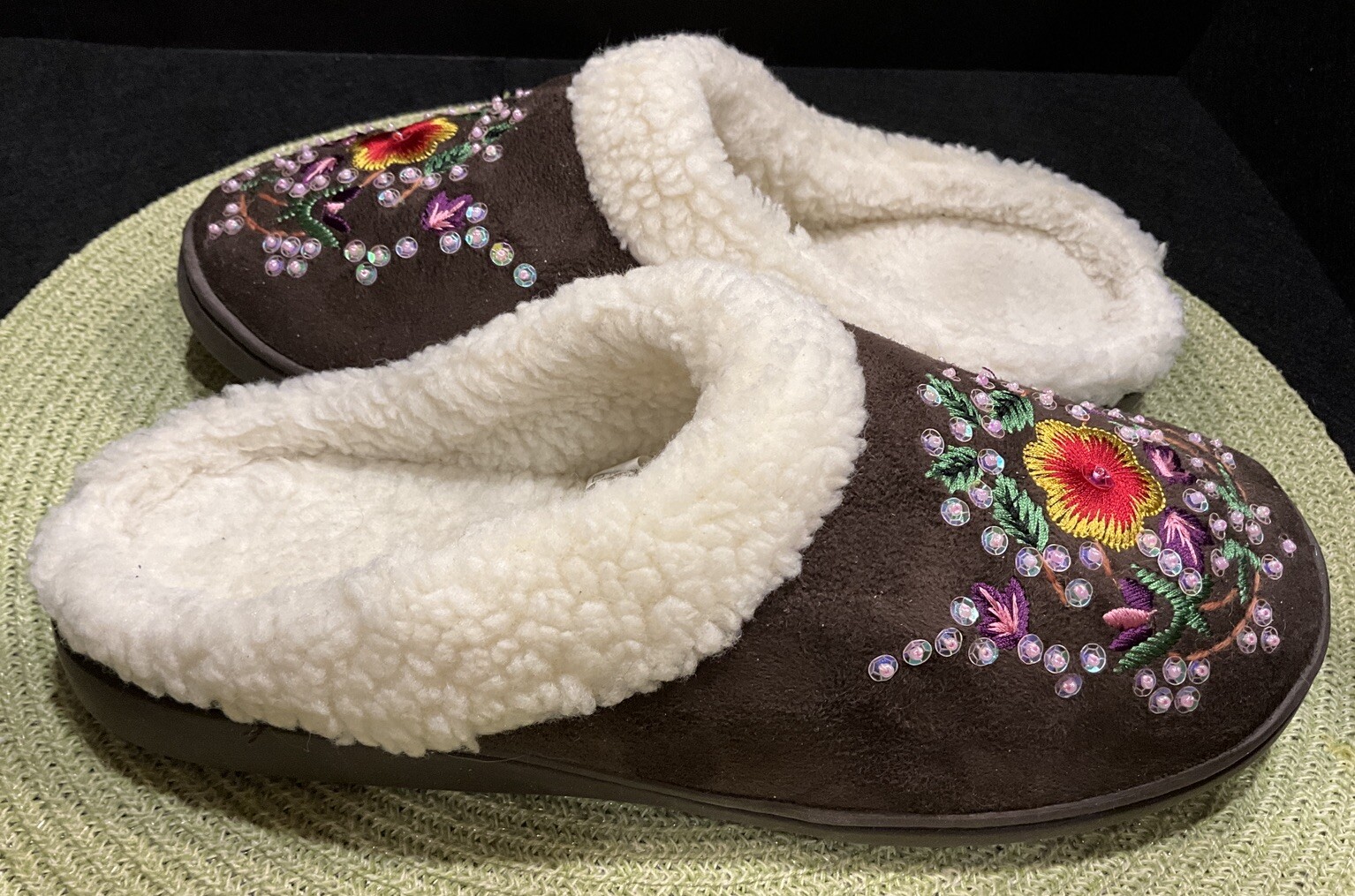 SAOLA Pantofole ricamate floreali Avon marroni finta pelle scamosciata suola esterna soda taglia L (9 10) NUOVE