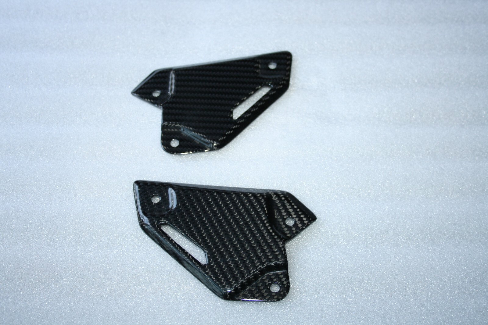 Platines Kawasaki Z900 en carbone pour éviter les rayures de bottes sur le châssis