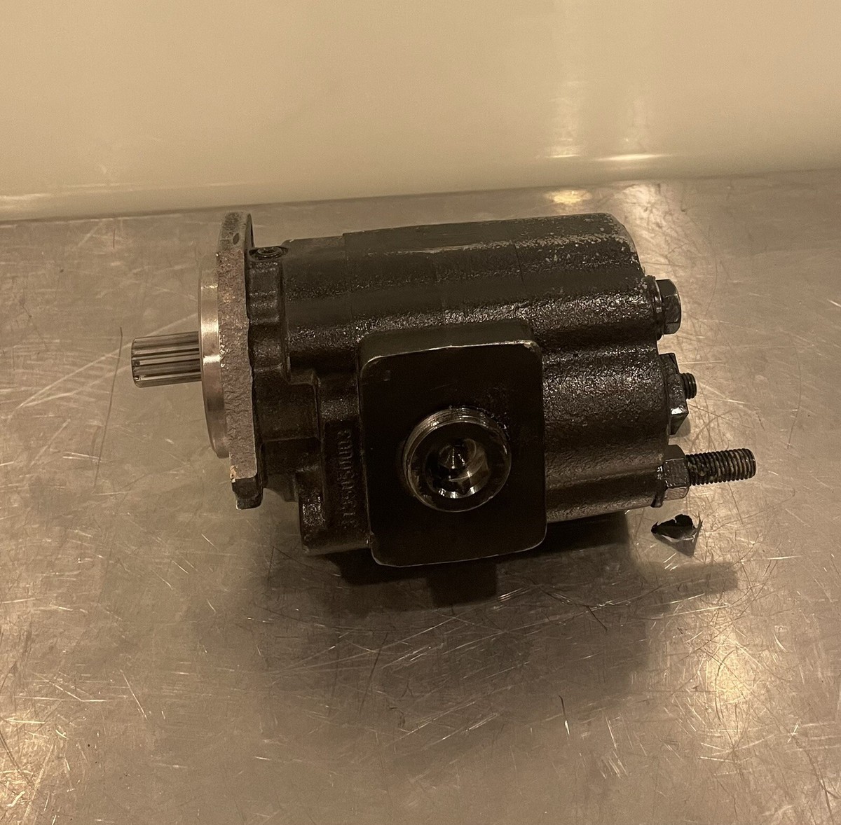 Parker 3139610800 Hydraulic Gear Pump Damaged NEW! FREE