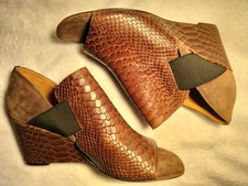 Women's 10M Donald Pliner Lizzy Wedge Heels brown Embossed Snake Print Suede