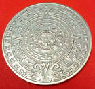 MEDAILLE DORE CALENDRIER AZTEQUE - MAYA - METAL COULEUR DORE NON PRECIEUX