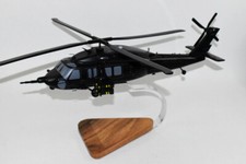 Modelo a escala Sikorsky® UH-60 Black Hawk®, versión negra 16" caoba