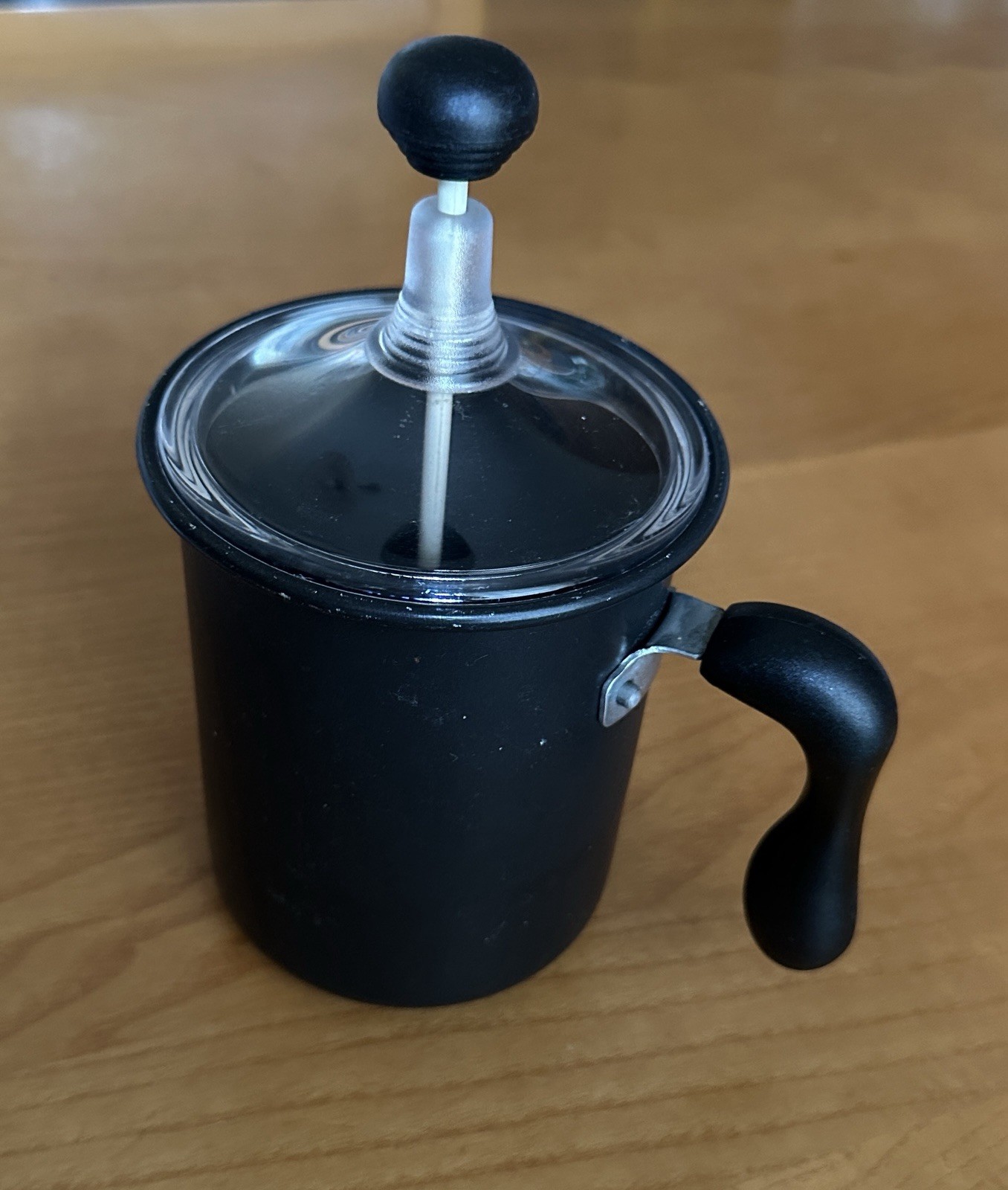 Montalatte manuale a stantuffo nero in alluminio plastica con coperchio e filtro