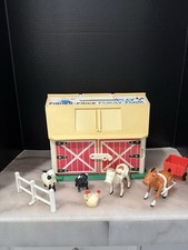 1968-85 Vintage Fisher-Price PLAY FAMILY FARM 915 w/ANIMALS ACCESSORIES