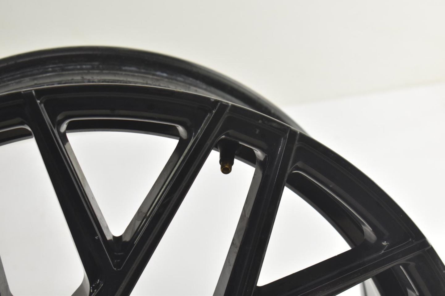 Audi R8 2011 Wheels Set of 4 Black P/N 3832015