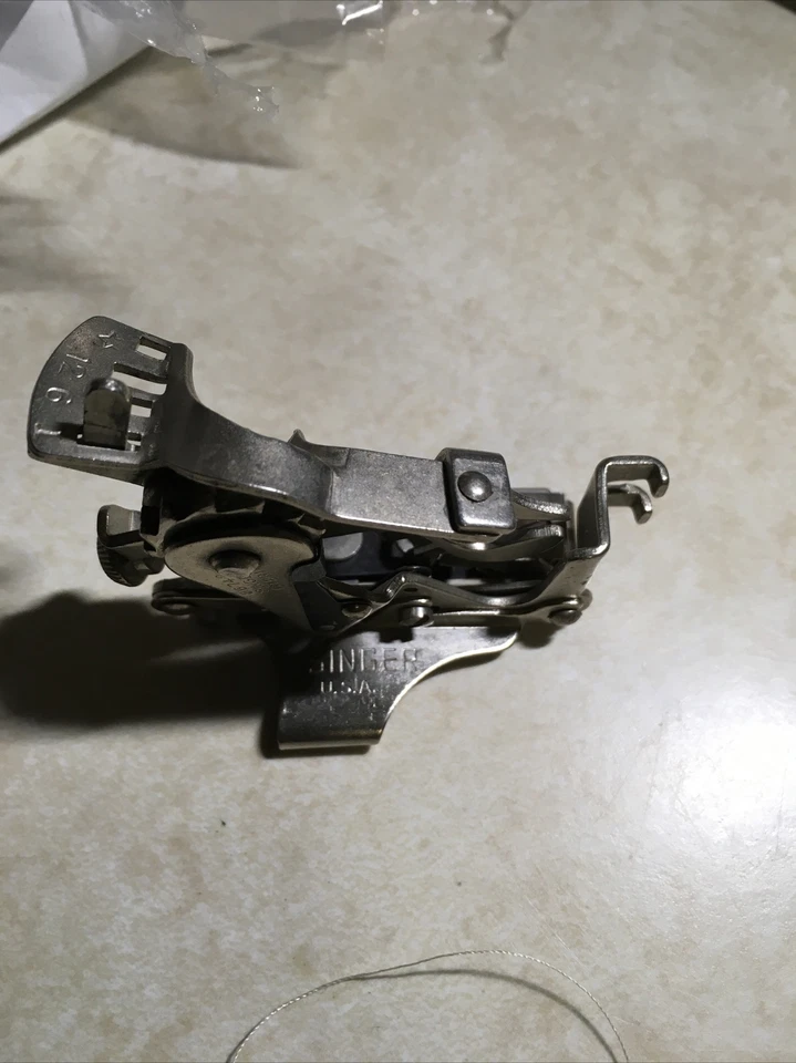 Accesorio para pie de recolección plisador volante SINGER 86742 CON 13 bobinas originales Singer Foto 2 de 4