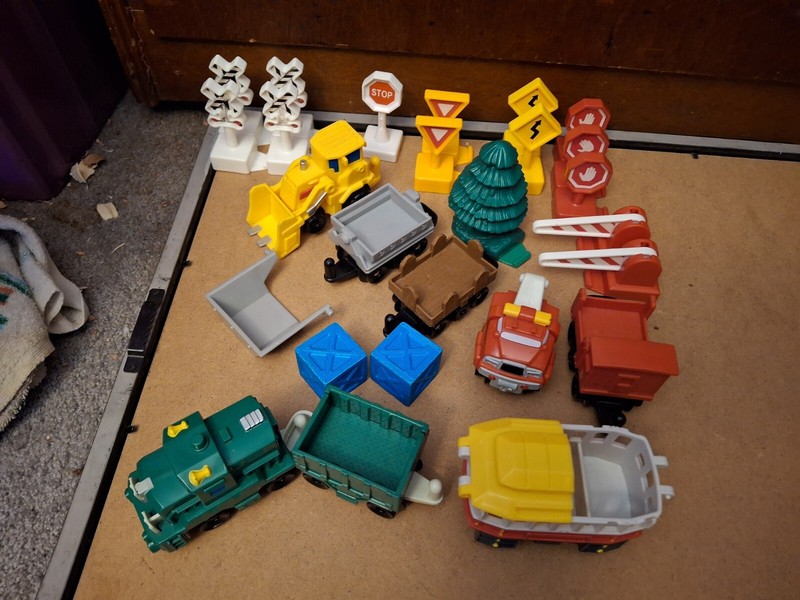 Lot 26 Piece 2006 Fisher Price Geo Trax Train Wrecker Signs Cars Dozer