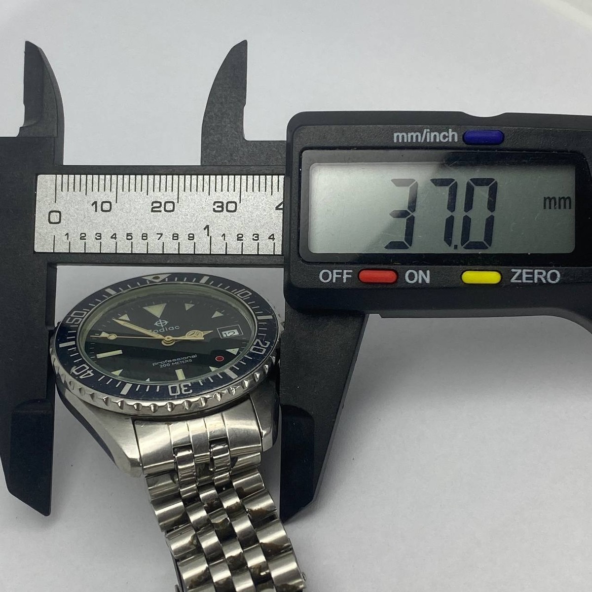 VINTAGE ZODIAC RED DOT SEA WOLF QUARTZ REF 113.21.03 BLACK DIVER