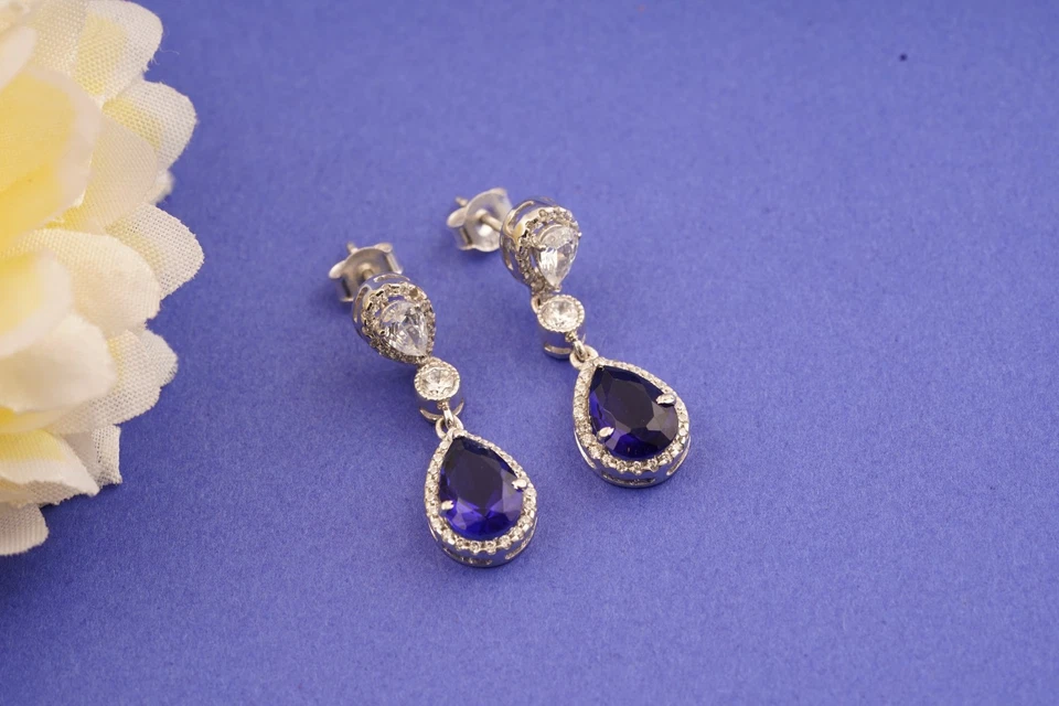 Delicado pendiente de zafiro creado en laboratorio corte pera de 5 quilates chapado en oro blanco de 14 quilates Foto 4 de 4