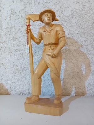 Bauer mit Sense, Linde, Handgeschnitzt, Höhe 26 cm, natur, gebeizt, gewachst.
