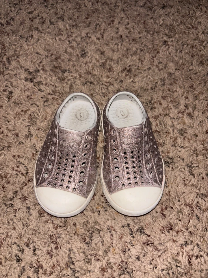Native 幼儿女孩尺寸 6银色闪亮经典一脚蹬橡胶运动鞋。 Adorab — 第 3/4 张图片