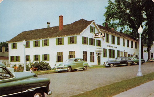 BAYFIELD WI 1953 AUTOS AT HOTEL BAYFIELD VINTAGE POSTCARD 052125 U