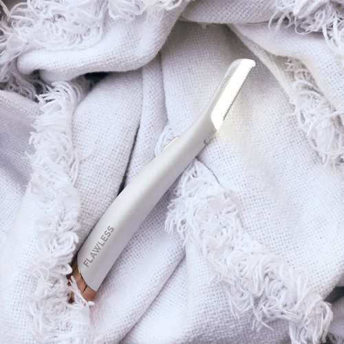 Finishing Touch Flawless Dermaplane Glo Lighted Facial Exfoliator - Picture 6 of 13