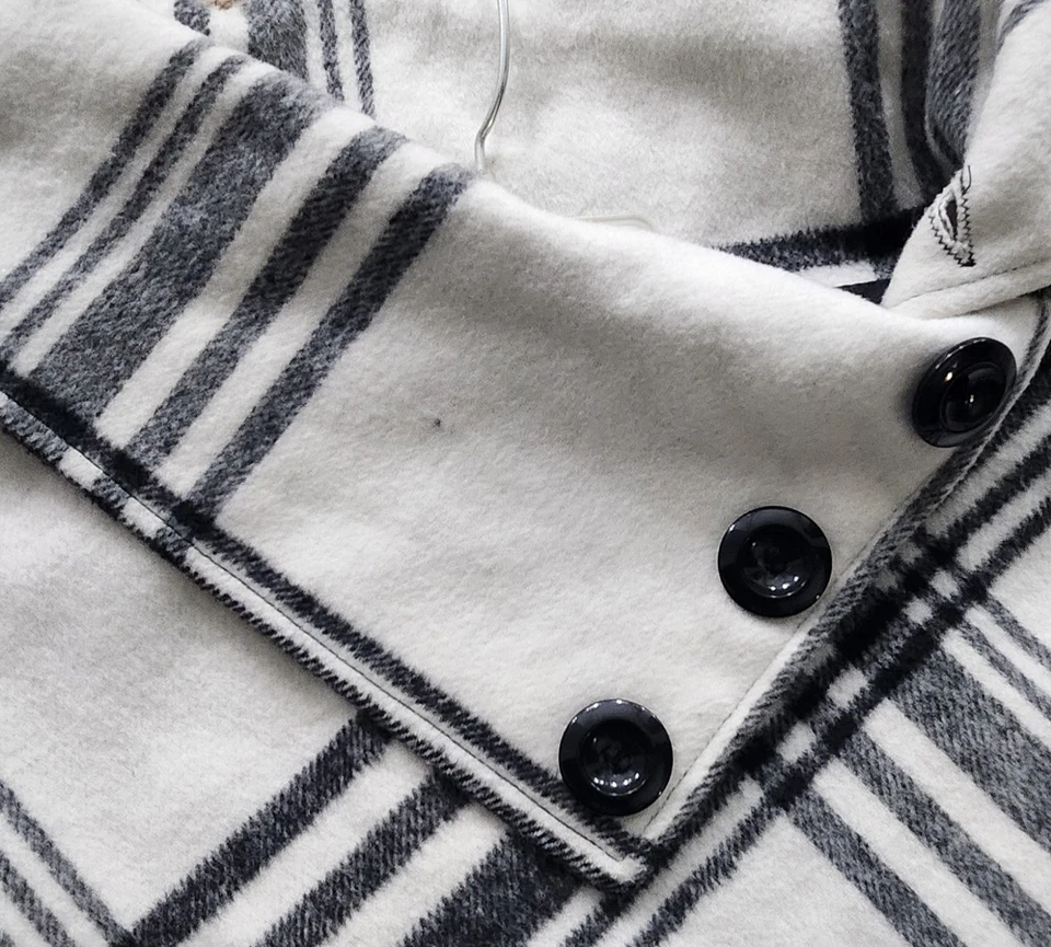 Mantón con cuello de capa forrado Rue 21 Foto 2 de 4