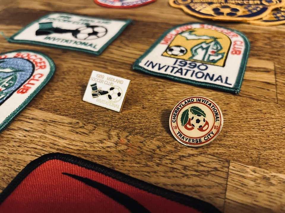 15 parches de fútbol juvenil vintage y 2 alfileres | Lote 1988-1991 de Mich., Ohio, Ind. Foto 4 de 4