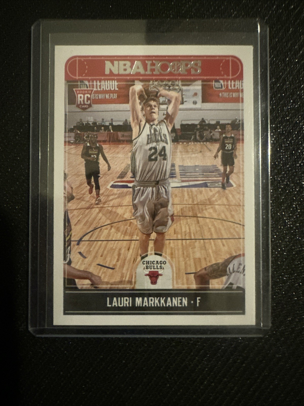 2017-18 Panini NBA Hoops Rookie Red Back SSP #257 Lauri Markkanen Utah Jazz