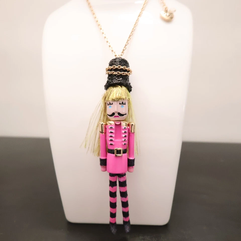 Collar Betsey Johnson Rosa Cascanueces Soldado Niña Muñeca Pelo Amarillo Tono Dorado Foto 2 de 4