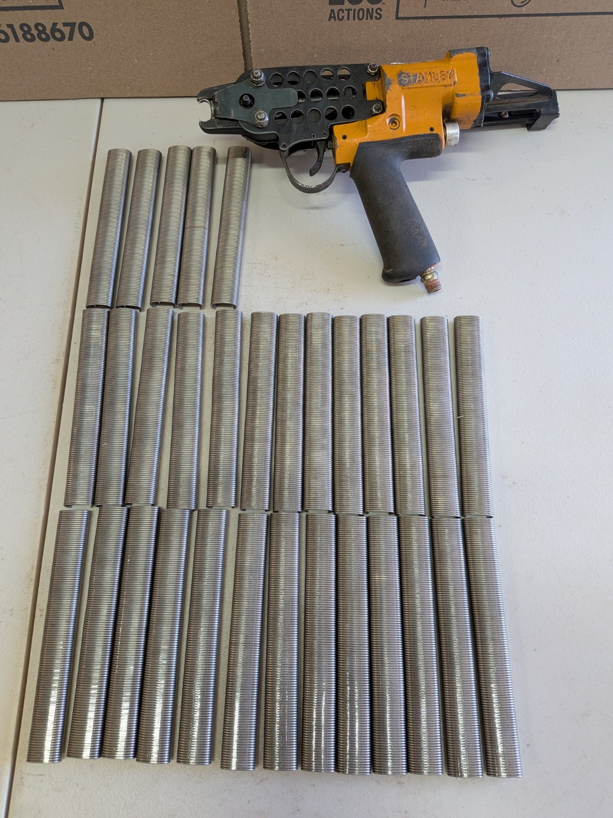 STANLEY SC743 HOG RING TOOL PNEUMATIC UPHOLSTERY W/ 31 STICKS OF RINGS
