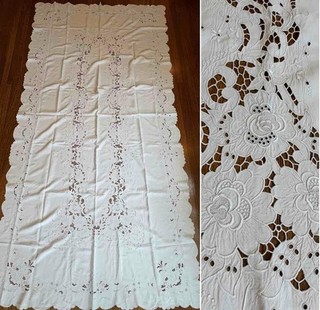 BIG VINTAGE 1950s 126" MADEIRA CUTWORK LINEN / RICHELIEU EMBROIDERY TABLECLOTH