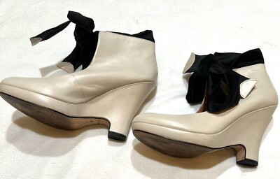 Boots Corso Como Women's Ankle Tie Sz 9.5  Cream Leather Wedge Boots Pre-owned