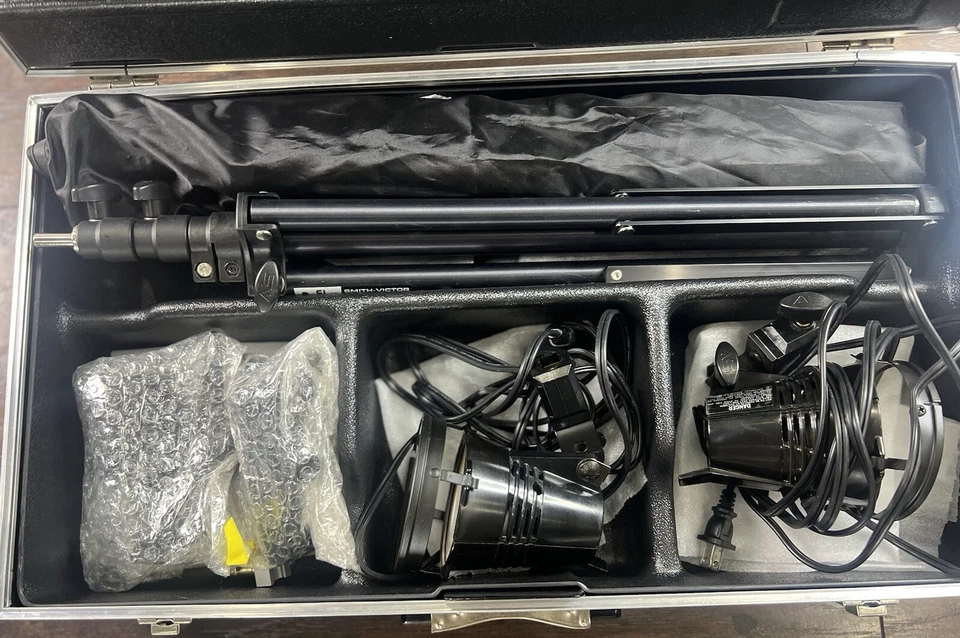 SMITH VICTOR K2R-A Lighting Kit w/ 2 700SG Lights 2 Tripods, Umbrellas And More - Image 4 of 4