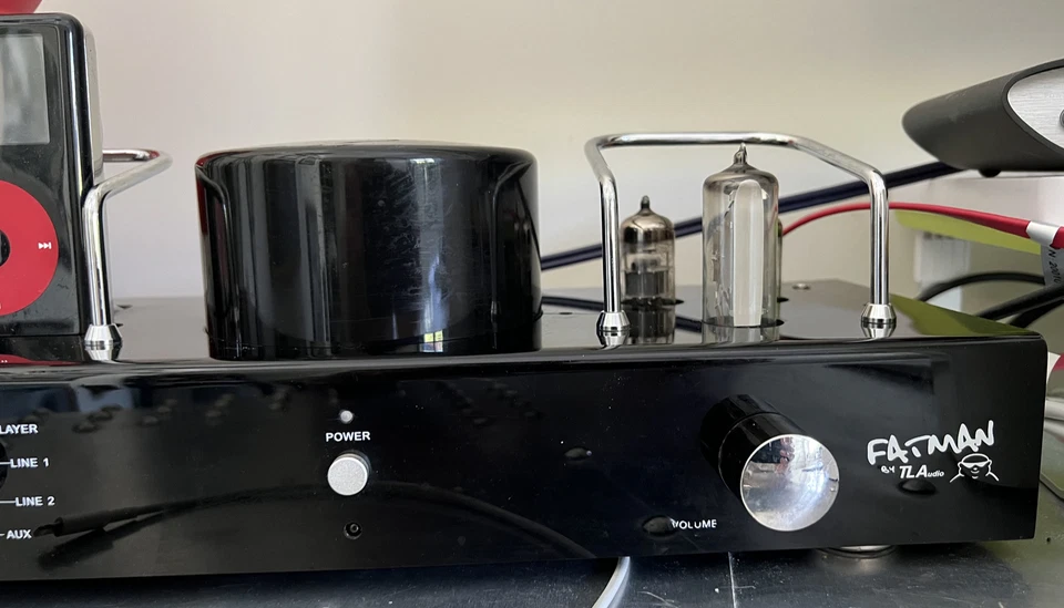 Amplificador integrado de válvula híbrida de carbono Fatman (TL Audio) Itube con válvulas Mullard NOS Foto 4 de 4