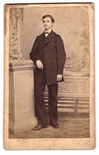 Fotografie Rob. Heinicke, Gardelegen, Portrait junger Mann mit Fliege im Anzug 