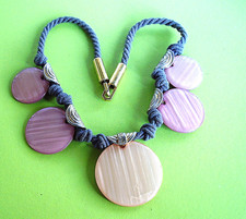 J963 / YVES SAINT LAURENT SIGNÉ / COLLIER DE NACRE ROSE SUR LACET   / 54 CM