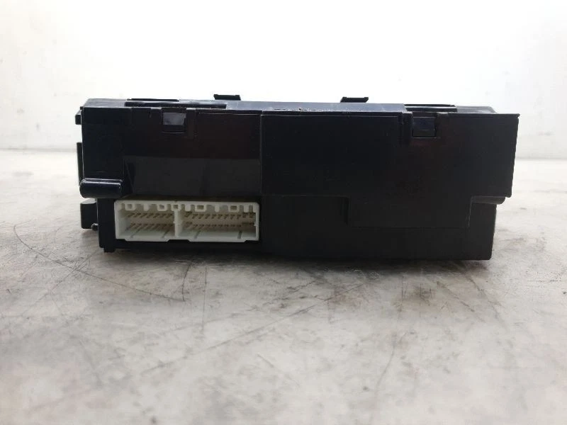 01-05 MONTAJE UNIDAD CONTROL TEMPERATURA LEXUS GS300 Foto 3 de 4