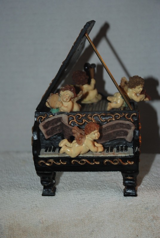 Simson Giftware Piano and Cherubs Music Box