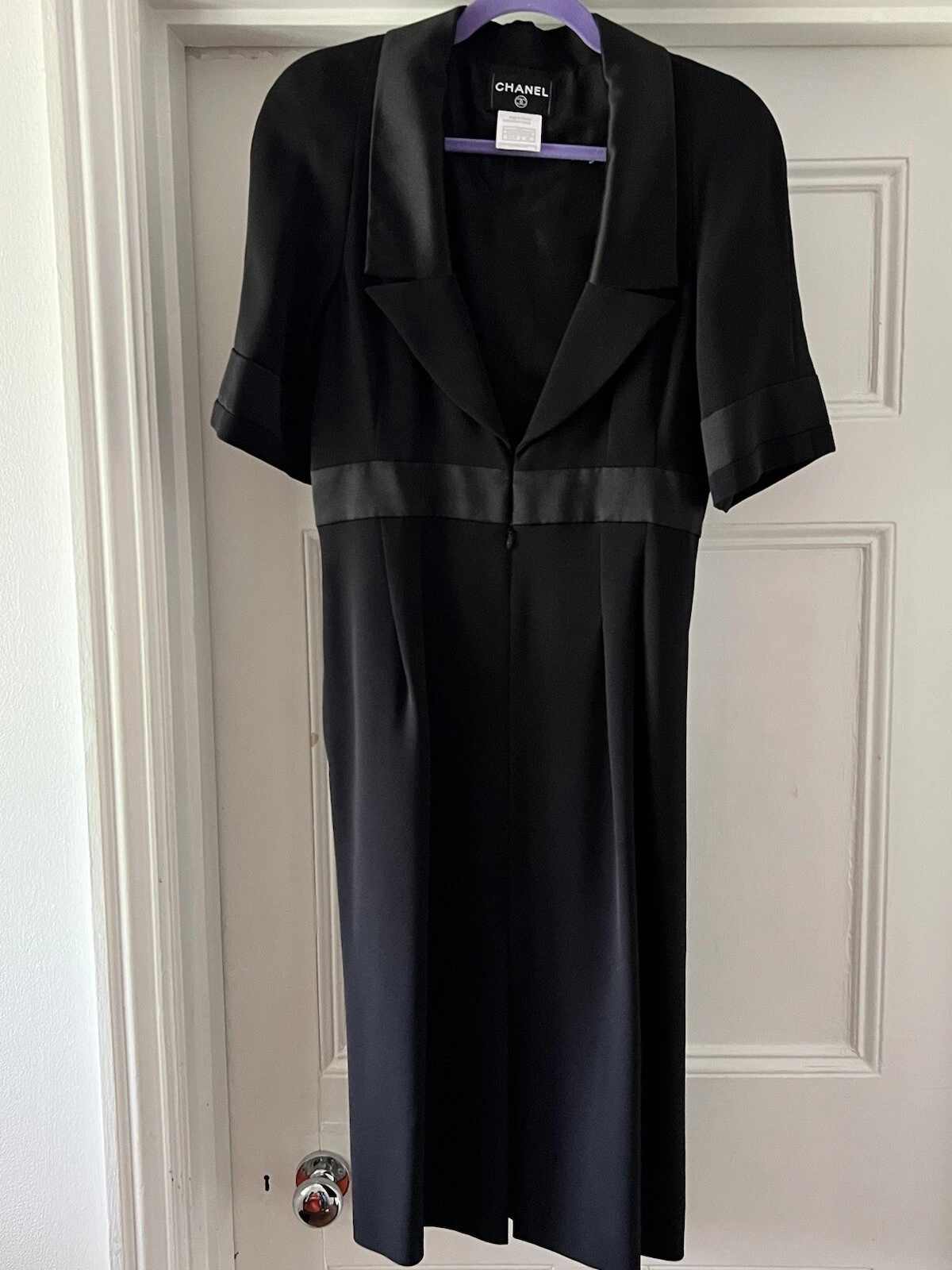 Raro abito da giorno vintage anni '90 Chanel blu navy collo a v seta indossato una volta taglia 42