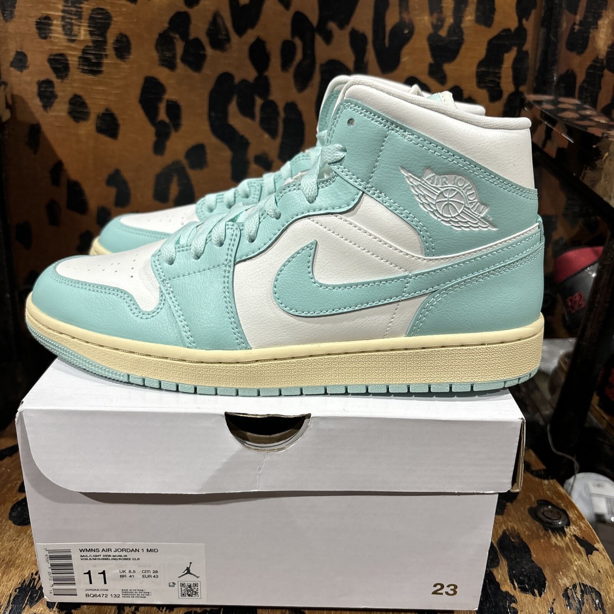 スニーカー [Nike] Air Jordan 1 Mid Light Dew Muslin Amazon.com | Nike Jordan Air 1 Mid Womens Sail/Light Dew