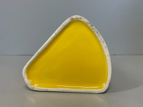 CARAFFA VINTAGE BROCCA CERAMICA SMALTO GIALLO LIMONE TRIANGOLARE 17,5 cm/h '60 - Foto 8 di 12