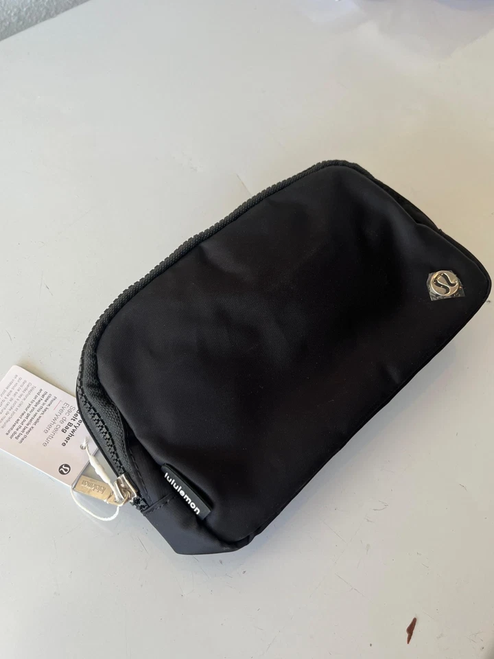 NUEVO CON ETIQUETAS-Bolso Cinturón Lululemon Everywhere 1L - Color Negro - Paquete Bandolera Cintura Foto 3 de 4