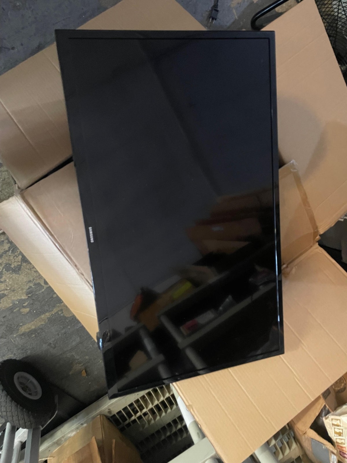 32" TV SCREEN MONITOR - LED TV - COMPUTER / TV MONITOR.