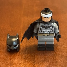 LEGO Batman Minifigure Classic 2006 Light Gray Suit 7780 7779 7782 With Cape