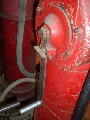 ECROU FIXATION MANIVELLE POMPE A ESSENCE GEX R11 - esso bp shell total antar - Photo 1/4