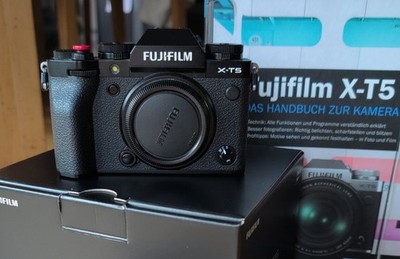 Fujifilm X-T5 Spiegellose Systemkamera Body Schwarz mit Zubehörpaket