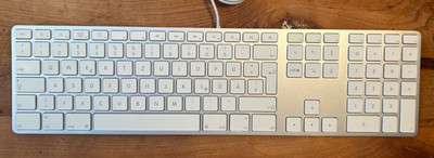 Apple A1243 QWERTZ Deutsche USB Tastatur mit Ziffernblock Silber/Weiß - defekt